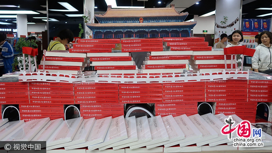 24 сентября в книжном магазине города Ханьдань, пров. Хэбэй, продавцы сложили из книг трибуну Тяньаньмэнь.