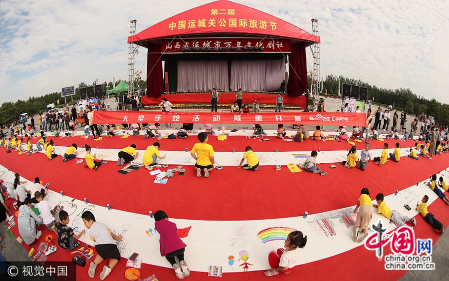 Во время мероприятия школьники нарисовали огромную картину на тему «Многоцветный город Юньчэн с радостью встречает 19-й съезд КПК». 