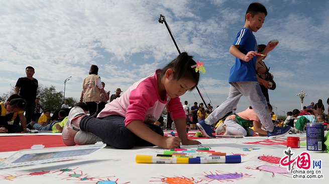 Дети в г. Юньчэн рисуют картины, радостно встречая 19-й съезд КПК