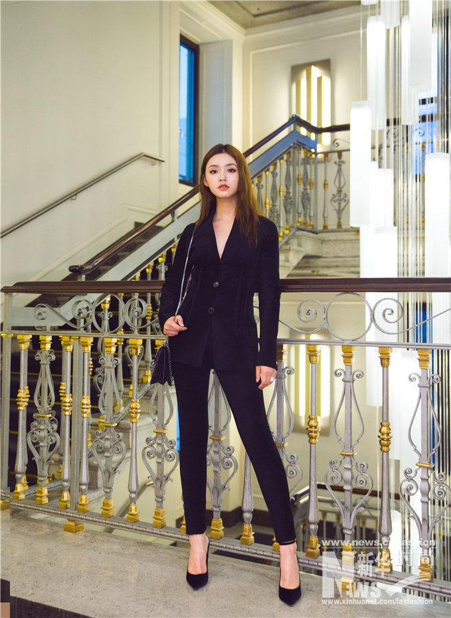 Милашка Линь Юнь в черном наряде на Неделе моды в Милане