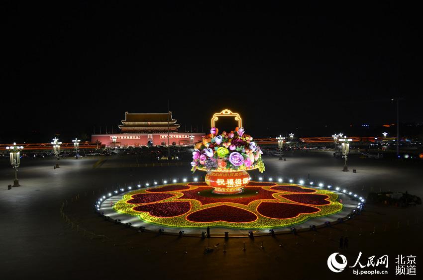 Корзина с цветами на площади Тяньаньмэнь будет подсвечена ночью