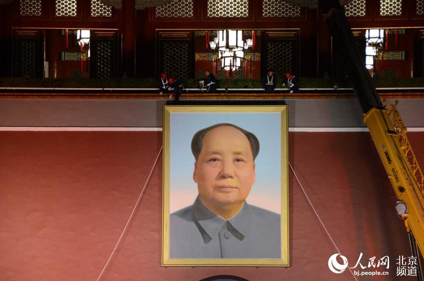 В преддверии Дня образования КНР на трибуне Тяньаньмэнь сменили портрет Мао Цзэдуна