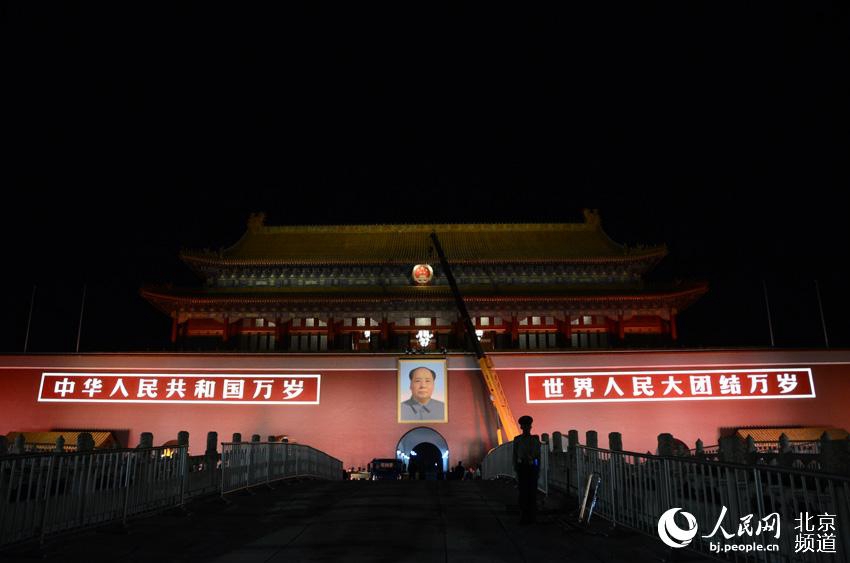 В преддверии Дня образования КНР на трибуне Тяньаньмэнь сменили портрет Мао Цзэдуна
