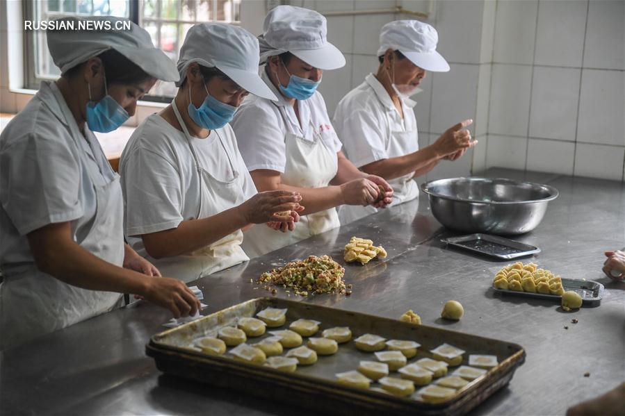 Традиционные лунные пряники из древнего городка в провинции Чжэцзян