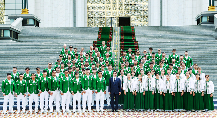 Президент Туркменистана наградил тренеров, победителей и призеров Азиады-2017 ценными подарками