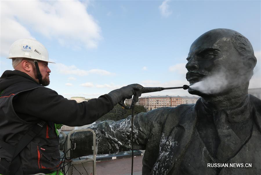 Памятник Ленину в Санкт-Петербурге отмыли к 100-летию Октябрьской революции