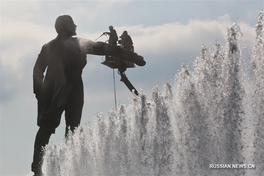 Памятник Ленину в Санкт-Петербурге отмыли к 100-летию Октябрьской революции