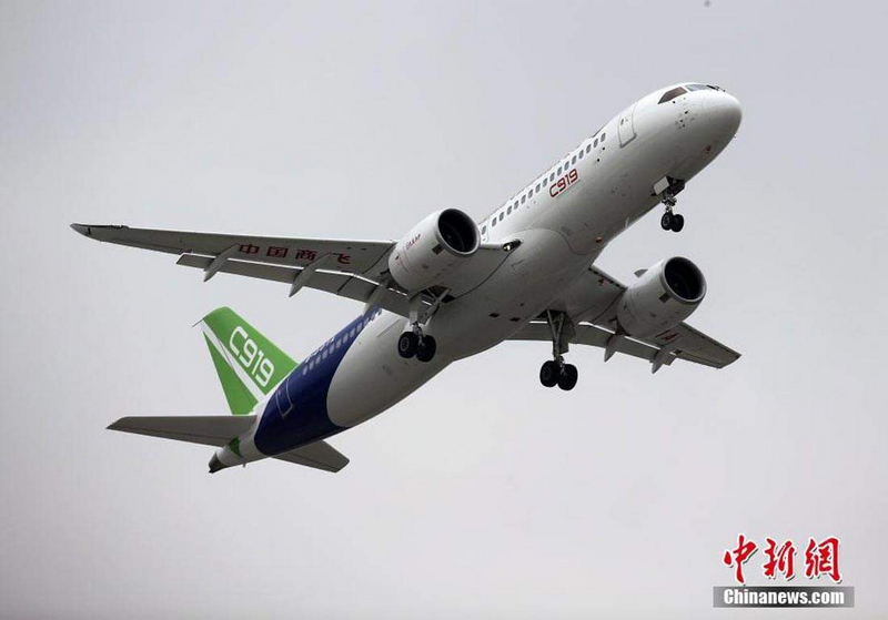 Развитие Китая - по следам реформ: Большой пассажирский авиалайнер парит в небе