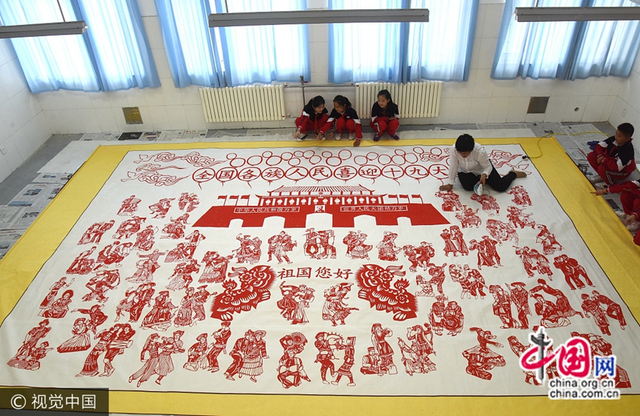 На работе изображены 112 фигур, представляющие 56 национальностей. 