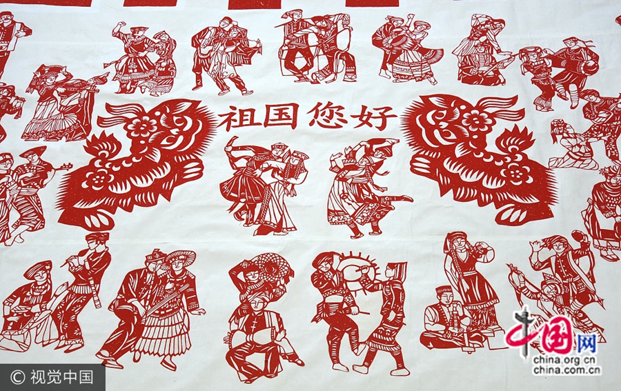 Произведение рисует живую сцену того, как многонациональный народ Китая в традиционных костюмах с песнями и плясками на площади Тяньаньмэнь радостно встречает 19-й съезд КПК. 