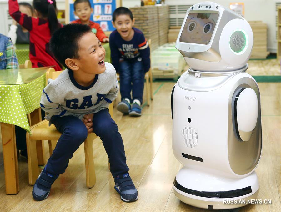 Робот в гостях у ребят в тяньцзиньском детском саду