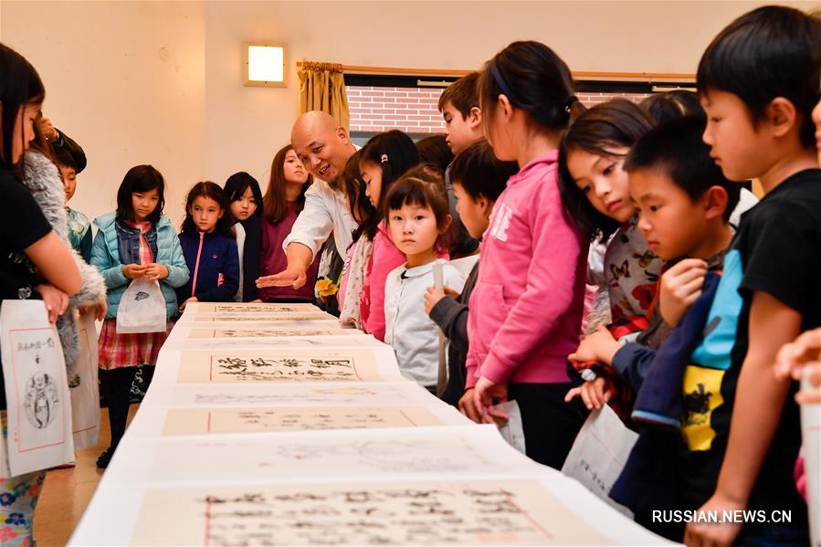 Мастер китайской ксилографии провел урок во французской начальной школе