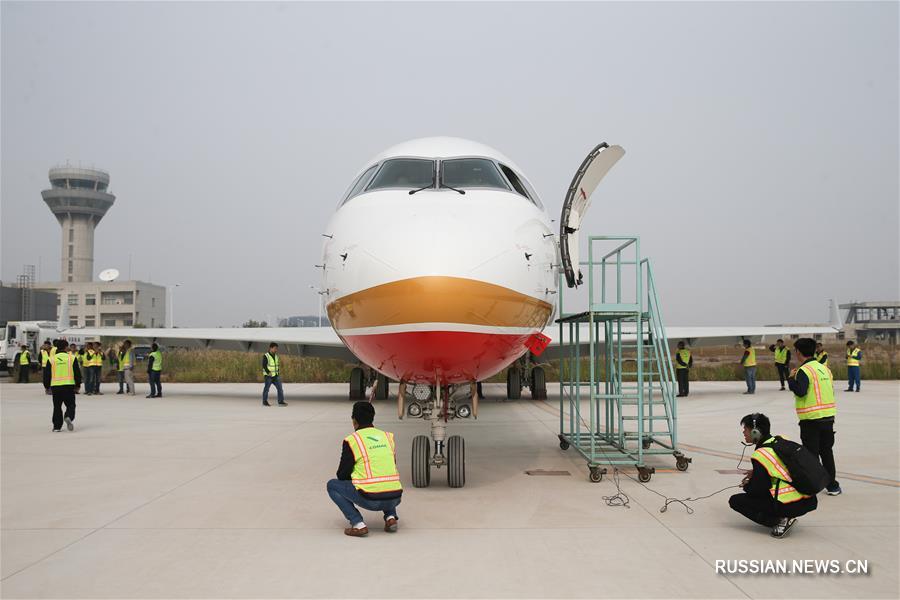 Корпорация COMAC передала заказчику первый после начала его серийного производства самолет ARJ21-700