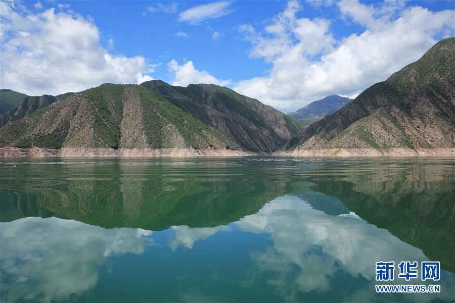 Живописные осенние пейзажи ущелья Цзюдянься в провинции Ганьсу