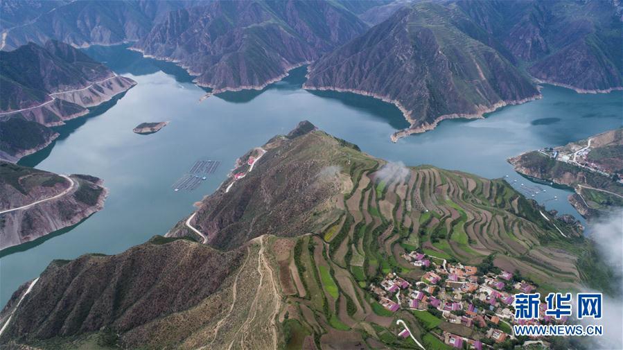 Живописные осенние пейзажи ущелья Цзюдянься в провинции Ганьсу