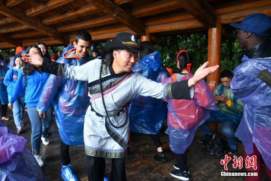 Участники «Моста китайского языка» прибыли в провинцию Юньнань, чтобы познакомиться с жизнью местных нацменьшинств