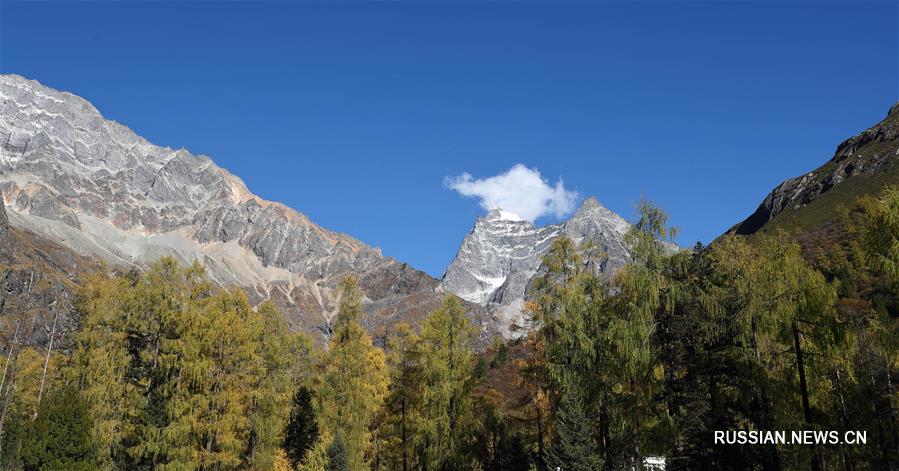 Эти горы с главным пиком Яомэй высотой 6250 м над уровнем моря называют 'восточными Альпами'.