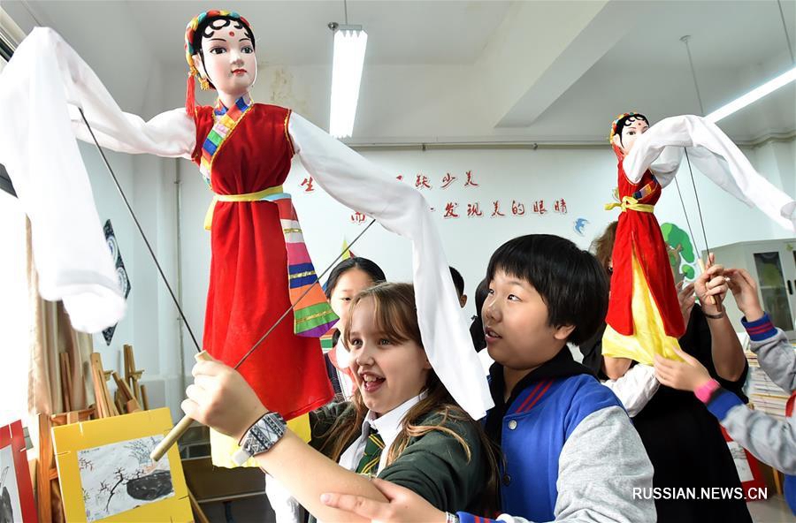 Британские школьники навещают друзей из города Янчжоу на востоке Китая