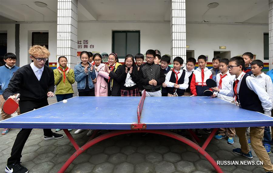 Британские школьники навещают друзей из города Янчжоу на востоке Китая