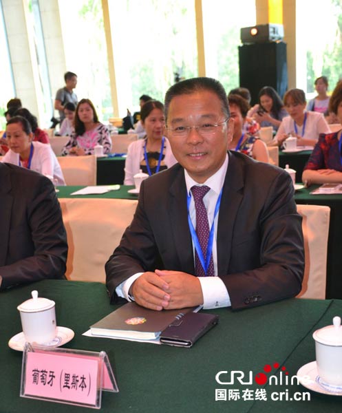 Китайские эмигранты за рубежом прокомментировали 19-й съезд КПК: Родина становится богаче и сильнее, мы совместно осуществляем китайскую мечту