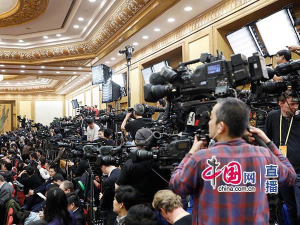 Встреча нового состава ПК Политбюро ЦК КПК с журналистами