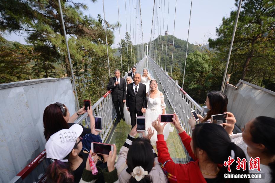 4 пары пожилых супругов сделали сказочные свадебные фотографии для празднования золотой свадьбы
