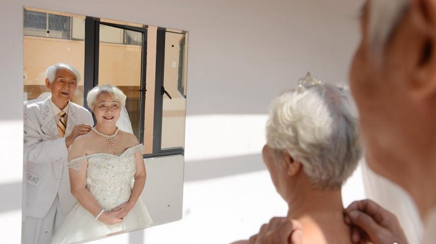 4 пары пожилых супругов сделали сказочные свадебные фотографии для празднования золотой свадьбы