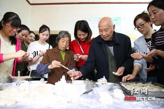 В преддверии праздника Двойной девятки молодые волонтеры города Хэнъян навестили пожилых людей в доме престарелых