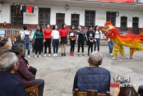 В преддверии праздника Двойной девятки молодые волонтеры города Хэнъян навестили пожилых людей в доме престарелых