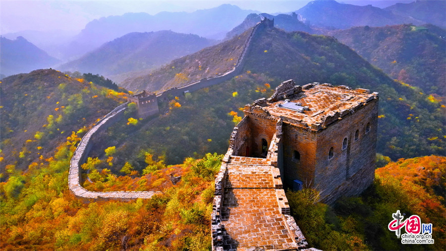 Любование осенними пейзажами на участке Великой китайской стены Цзиньшаньлин
