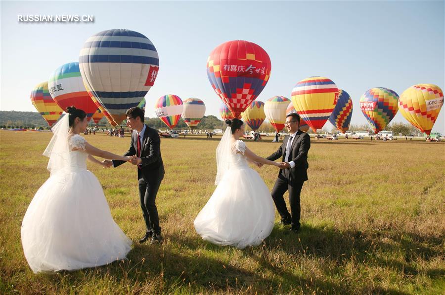 30 пар молодоженов решили начать новую совместную жизнь полетом на воздушном шаре. 