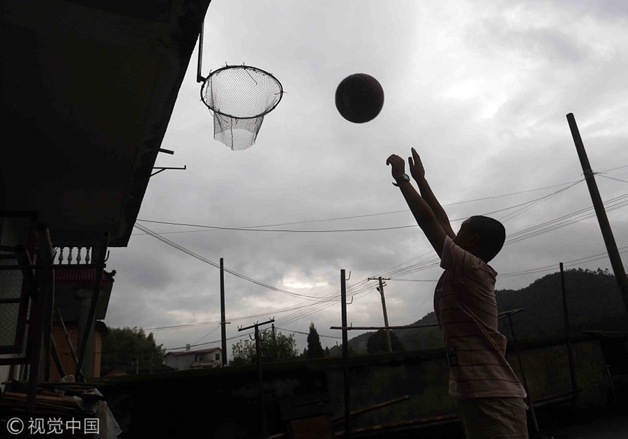 Под стрехой двуэтажного здания крестьяской семьи в деревне Аньфу поселка Хундунь г. Шаоу провинции Фуцзянь есть самодельная баскетбольная корзина без щита , сделанная дедушкой из брошенной рыболовной сети. Под стрехой двуэтажного здания крестьяской семьи в деревне Аньфу поселка Хундунь г. Шаоу провинции Фуцзянь есть самодельная баскетбольная корзина без щита , сделанная дедушкой из брошенной рыболовной сети.