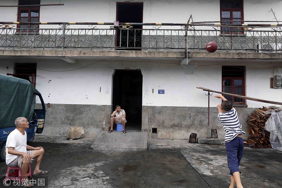 Данная оргинальная корзина свидетельствует о заботе и любви дедушки к своему внуку. В течении 5 лет среди соседей это стало излюбленной темой для разговоров.