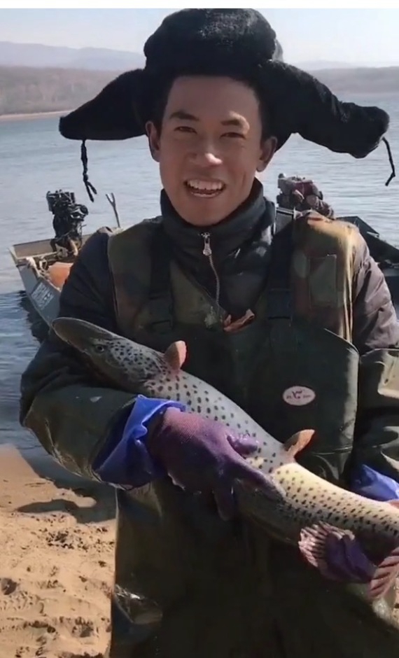 Китайский рыбак стал интернет-знаменитостью путем прямой трансляции рыбной ловли в реках на китайско-российской границе