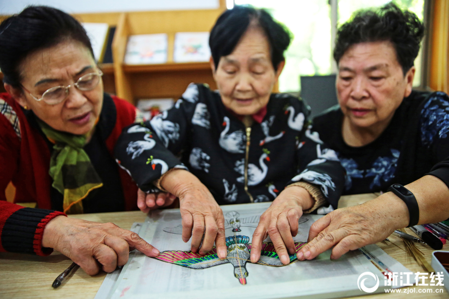 Пенсионерки из Ханчжоу сделали очаровательных воздушных змеев