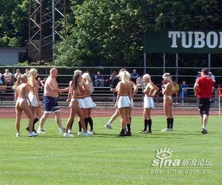 Una competición de fútbol femenino desnudo 4