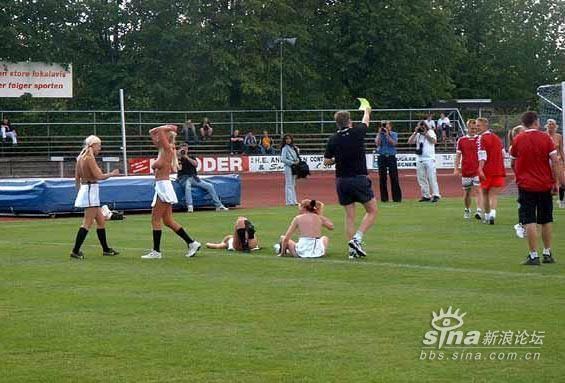 Una competición de fútbol femenino desnudo 5