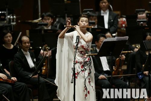 La joven flautista solista Tang Junqiao 3