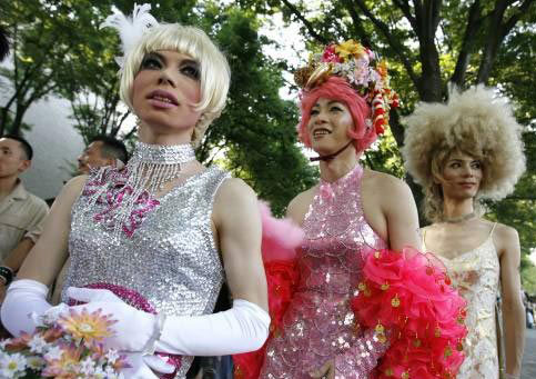 Miles de homosexuales en marcha en Japón 2