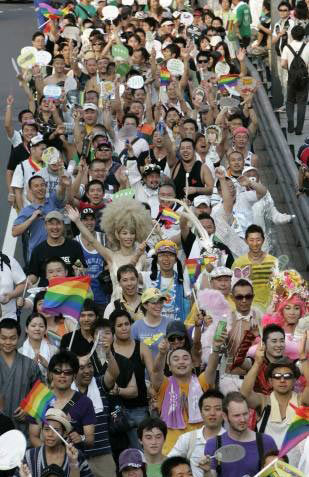 Miles de homosexuales en marcha en Japón 7