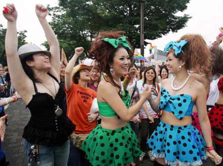 Miles de homosexuales en marcha en Japón 5