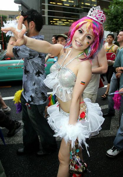 Miles de homosexuales en marcha en Japón 9