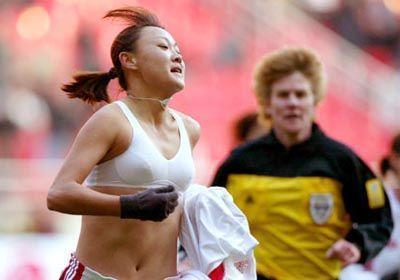 Las mujeres futbolistas locas 001