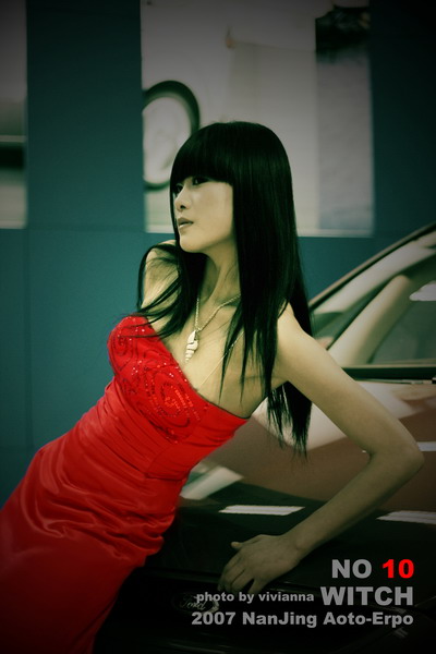 Una mujer china hermosa de rojo 004