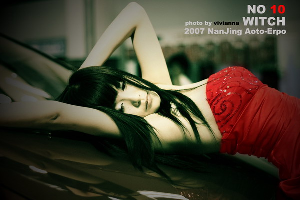 Una mujer china hermosa de rojo 006