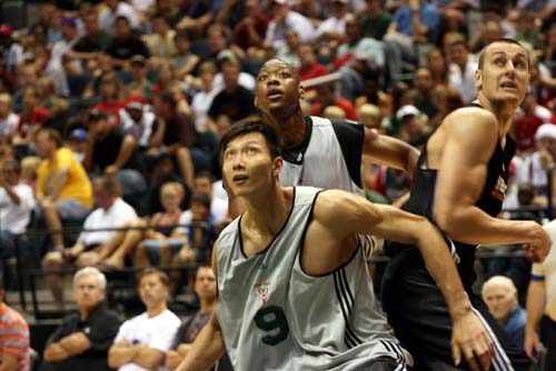 Alcalde de Milwaukee declara al 7 de octubre como “Día de Yi Jianlian” 2