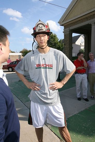 Alcalde de Milwaukee declara al 7 de octubre como “Día de Yi Jianlian” 6