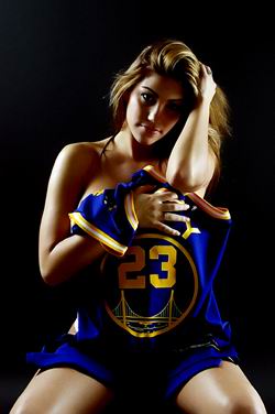 Chica guapa enamorada de camisetas NBA 10