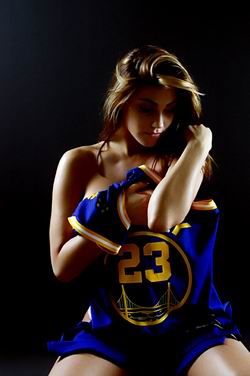 Chica guapa enamorada de camisetas NBA 16