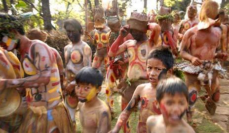 Residentes desnudos de una tribu misteriosa en China 1